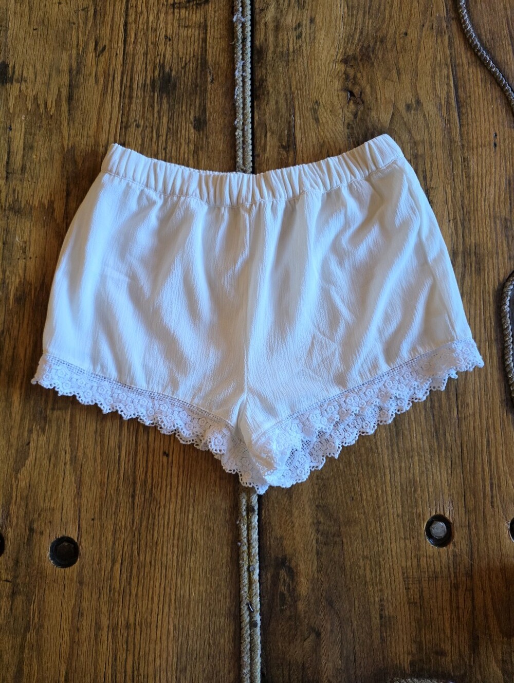 Forever 21 White Lace-Trim Elastic Waist Shorts Womens Medium